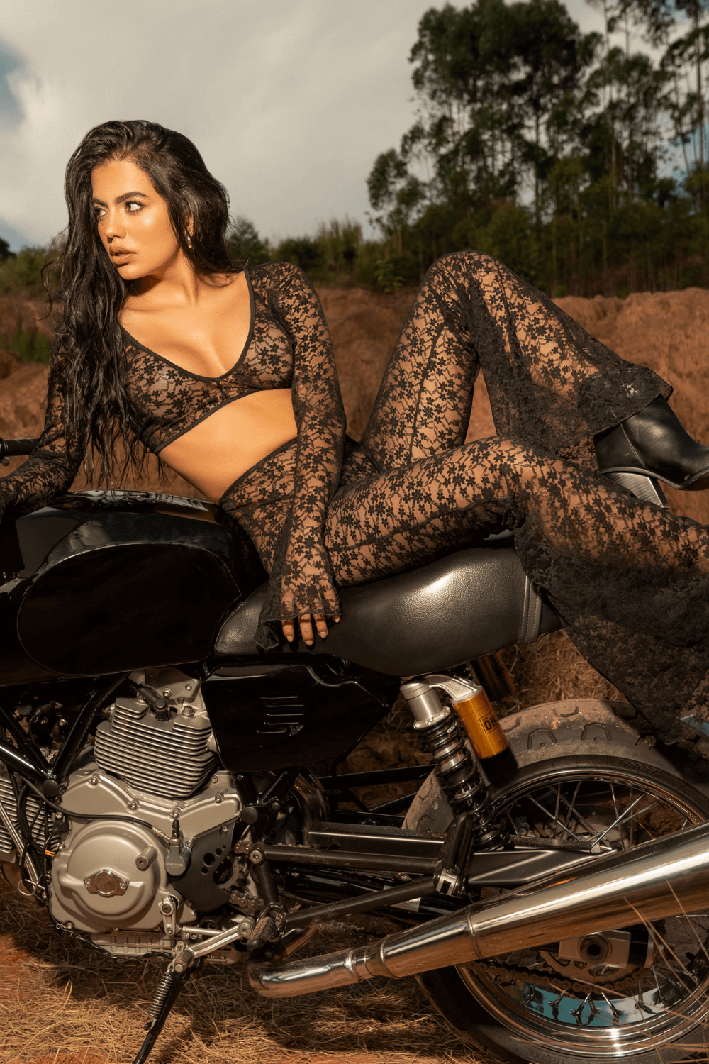 Top et pantalon en dentelle florale noire